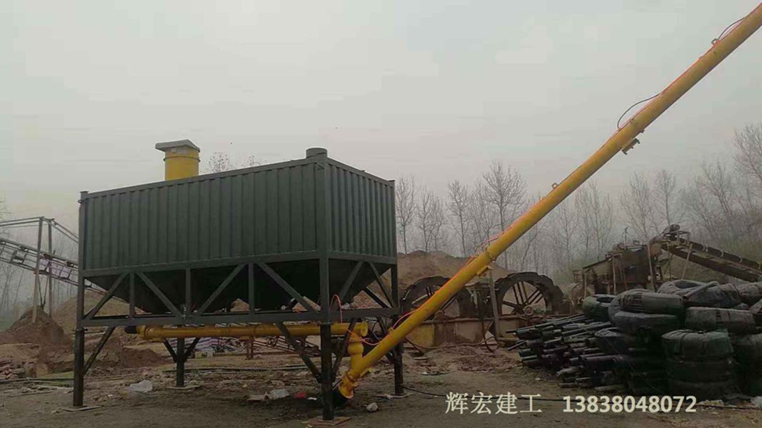 移動(dòng)攪拌站臥式水泥倉(cāng).jpg 移動(dòng)攪拌站臥式水泥倉(cāng).jpg
